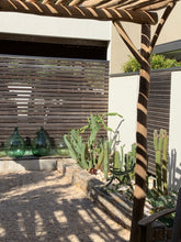 Charger l'image dans la galerie, PERGOLA EN ACACIA 4 mètres x 3 mètres couverture en rondins ajouré
