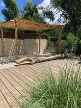 Charger l'image dans la galerie, PERGOLA EN ACACIA 4 mètres x 3 mètres couverture en rondins ajouré