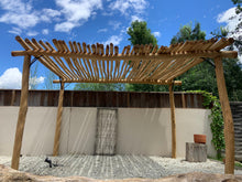 Charger l'image dans la galerie, PERGOLA EN ACACIA 4 mètres x 3 mètres couverture en rondins ajouré