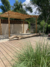 Charger l'image dans la galerie, PERGOLA EN ACACIA 4 mètres x 3 mètres couverture en rondins ajouré
