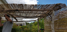 Charger l'image dans la galerie, PERGOLA EN BOIS FLOTTE 4 metres x 3 mètres couverture en canisses fendus