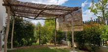 Charger l'image dans la galerie, PERGOLA EN BOIS FLOTTE 4 metres x 3 mètres couverture en canisses fendus