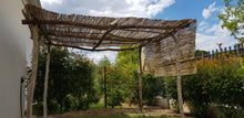 Charger l'image dans la galerie, PERGOLA EN BOIS FLOTTE 4 metres x 3 mètres couverture en canisses fendus