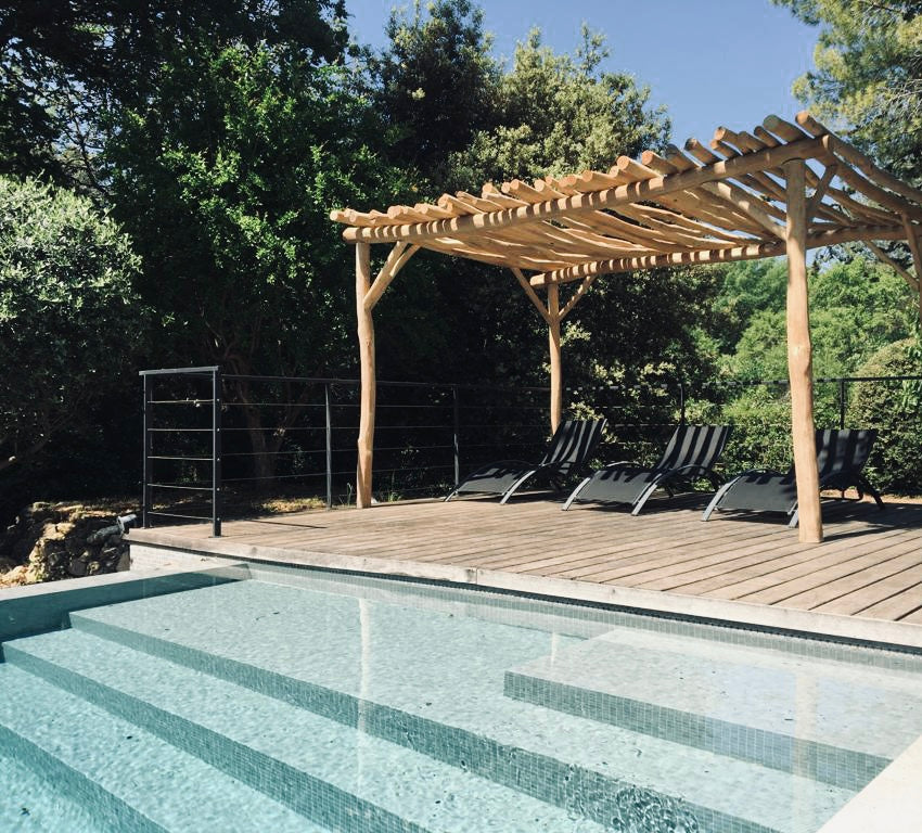 PERGOLA EN ACACIA 4 mètres x 3 mètres couverture en rondins ajouré